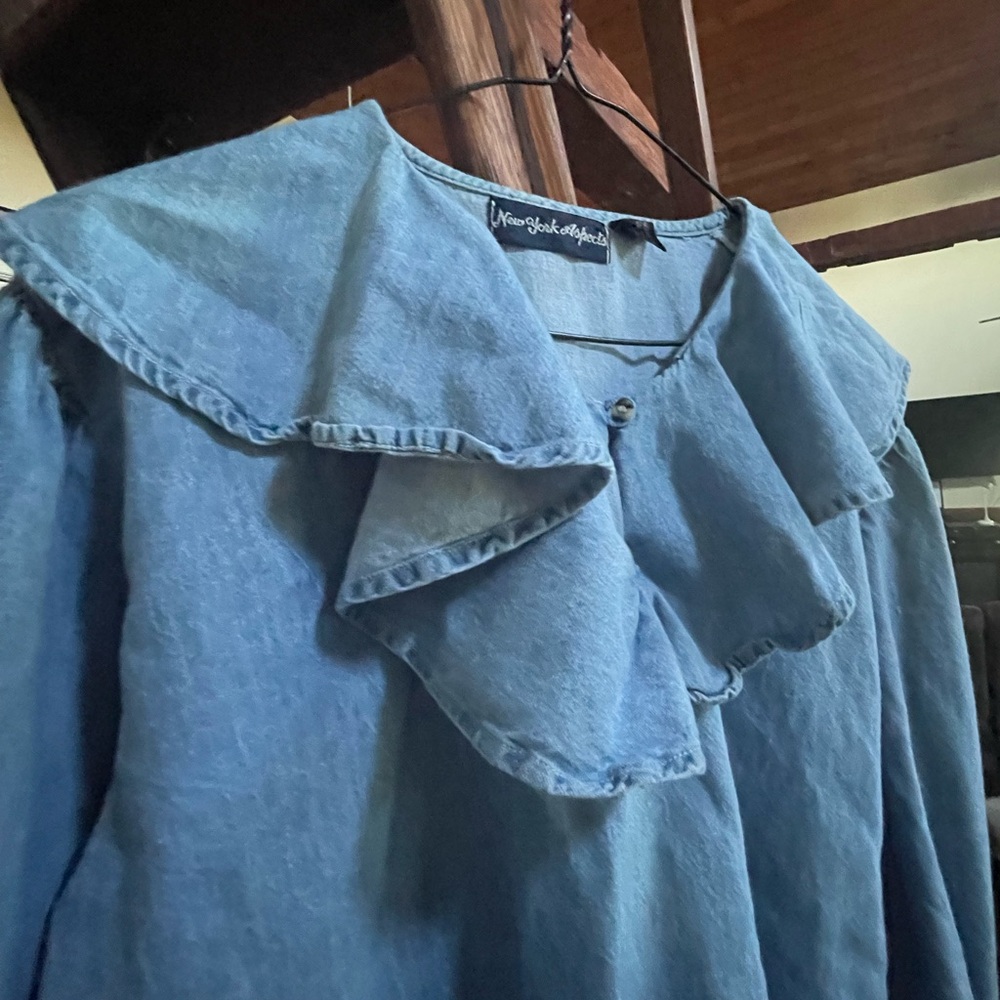 Vintage 90s women’s chambray ruffle neckline top